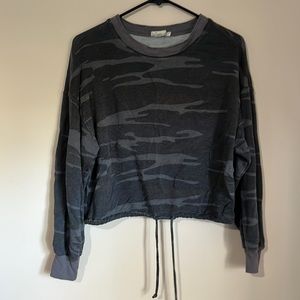 Cropped camo sweatshirt